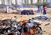 குஜராத் சுடுகாடுகளில் குவியும் பிணங்கள்