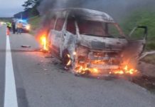 8 பேர் பயணித்த வேன் தீ விபத்தில் அழிந்தது