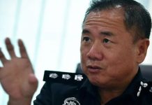 Polis dilontar mercun selepas minta orang ramai bersurai