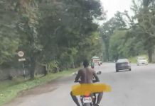 உடலில் ஒட்டு துணி இல்லாமல் மோட்டார் சைக்கிள் ஓட்டிய ஆடவர்