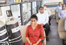 மருத்துவமனை வாசல்களில் ஆக்சிஜன் வசதியுடன் கூடிய பஸ்கள்