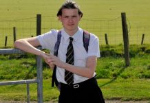 பாவாடை அணிந்து, பள்ளி நிர்வாகத்திற்கு எதிர்ப்பு தெரிவித்த மாணவன்