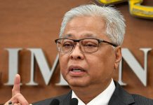 Kedai makan dibuka dari jam 6 pagi hingga 10 malam