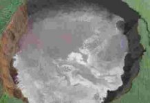 300 அடி அகலம்.. 60 அடி ஆழம்.. திடீரென தோன்றிய ராட்சத பள்ளம்..