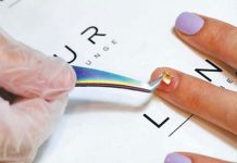 துபாயில் பிரபல்யம் -நகங்களின் மீது ‘மைக்ரோ சிப்’