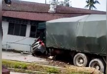 Satu orang terbunuh ketika sebuah treler bertembung dengan sebuah kereta dan sebuah kedai