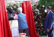 குவைத்தில் மகாத்மா காந்தி சிலைக்கு மரியாதை