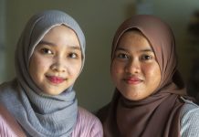 மருத்துவ ஊழியர்களின் அலட்சியம்; இரட்டை சகோதரிகள் மாற்றப்பட்டு 19 ஆண்டுகளுக்கு பிறகு கண்டறிந்தனர்