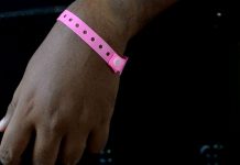 180 எடை கொண்ட நபரின் கோவிட் கைவளையலை அகற்ற மருத்துவமனைக்கு அழைத்து செல்ல உதவிய தீயணைப்பு வீரர்கள்