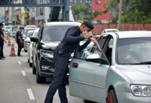 மருத்துவம் , தடுப்பூசி நிமித்தம் வெளியில் செல்வதற்கு காரில் மூவர் மட்டும் பயணிக்க அனுமதி.