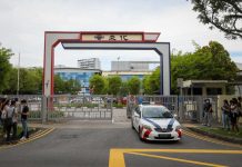 சிங்கப்பூரின் ஓர் உயர்நிலைப்பள்ளியில் 13 வயது மாணவனை கொலை செய்த குற்றச்சாட்டில் 16 வயது மாணவன் கைது.