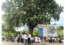 கேக் வெட்டி கொண்டாடிய மக்கள்!