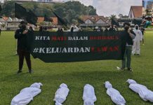 டத்தாரான் மெர்டேகாவில் ஃபிளாஷ் கும்பலில் கருப்பு கொடிகள் மற்றும் ஐந்து “இறந்த உடல்களின்” உருவங்கள்