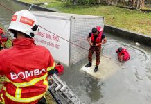 உறைந்த கோழி இறைச்சிகளை ஏற்றி வந்த லோரி ஆற்றில் பாய்ந்தது; லோரி ஓட்டுநர் பலி!