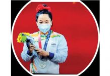 பளுதூக்கும் வலுவான மங்கை இவளோ!