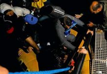 அகதிகள் படகு கடலில் கவிழ்ந்து