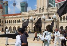 Protes bendera hitam, patung mayat di Dataran Merdeka