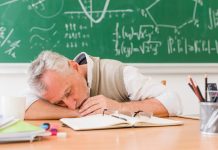 MAYAT GURU MATEMATIK DITEMUI DI ATAS SOFA