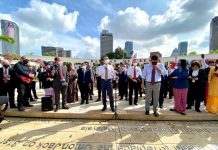 நாடாளுமன்றத்தின் சிறப்பு அமர்வை ஒத்திவைத்ததற்கு எதிர்ப்பு தெரிவித்து டத்தரான் மெர்டேக்காவில் ஒன்று கூடிய எதிர்க்கட்சி எம்.பி.க்கள்.