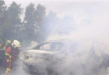 காரில் இருந்து தூக்கி வீசப்பட்ட ஆடவர் சம்பவ இடத்திலேயே பலி, கார் 100% சேதம்.