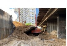 கட்டுமானத் தளத்தில் இருந்து விழுந்த ஆடவர் இடிப்பாடுகளிடையே சிக்கியுள்ளார்