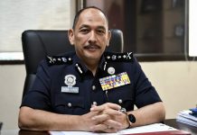 உணவகத்தில் உணவருந்தியதற்காக, முழுமையாக தடுப்பூசி போடாத ஒருவருக்கு 1,500 வெள்ளி அபராதம் விதித்தது போலீஸ்.