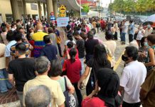 தடுப்பூசி மையங்களில் அதிக கூட்ட நெரிசல் குறித்து போலீசாருக்கு தெரிவிக்குமாறு வலியுறுத்தல்