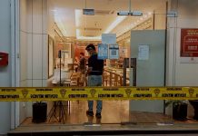 EMPAT ORANG BERSENJATA MEROMPAK KEDAI EMAS