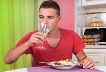 சாப்பிடும் போது தண்ணீர் குடிப்பவரா நீங்கள் ? செரிமானத்தை பாதிக்கும் என்கிறது ஆய்வு