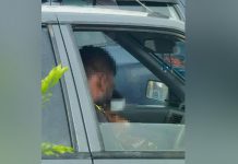 LELAKI BERGELANG PUTIH BERSAMA ANAK DI RESTORAN MAKANAN SEGERA