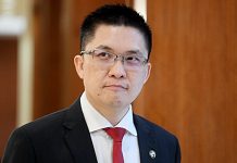 தடுப்பூசி கொள்முதல் தொடர்பான கூட்டத்திற்கு சென்ற என்னை கைது செய்யப்போவதாக போலீசார் மிரட்டினார்கள்; PAC தலைவர் போலீஸின் செயலை கடுமையாக சாடினார்.