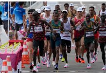 ஒலிம்பிக் மாரத்தான் ஓட்ட போட்டியின் போது, தண்ணீர் போத்தல்கள தட்டி விட்ட பிரான்ஸ் வீரரின் மோசமான செயல்; சர்ச்சையை கிளப்பிய காணொளி