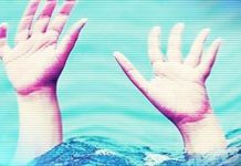 இரும்பு தாது சுரங்க குளத்தில் விழுந்து இருவர் பலி