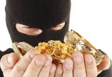 நகைக்கடையில் கொள்ளையிட முயன்ற இருவரை தேடும் போலீசார்