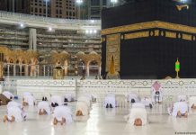 இஸ்லாமியர்களின் புனித தலமான மக்காவில் தனி நபர் இடைவெளியின்றி தொழுகை நடத்த அனுமதி
