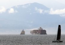 கனடாவின் நடுக்கடலில் தீப்பிடித்து எரிந்த சரக்கு கப்பல்