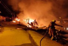 அதிகாலையில் ஏற்பட்ட தீப்பரவலில் 6 நடைபாதை மீன் விற்பனைத் தளங்கள் எரிந்து நாசமாயின