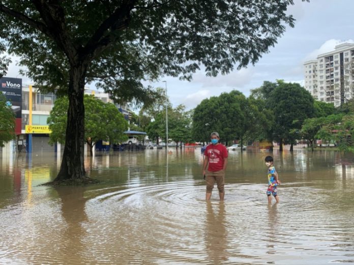 2021-12-19T091304Z_1112340826_RC2LHR9JMJS4_RTRMADP_3_MALAYSIA-FLOODS