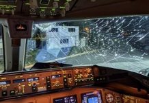 பறந்துக் கொண்டிருந்த விமானம் மீது ஐஸ்கட்டி மோதியது !