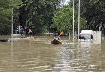 வெள்ளத்தால் பாதிக்கப்பட்டவர்களை மீட்க தனி நபராக களத்தில் இறங்கிய நாடாளுமன்ற உறுப்பினர்
