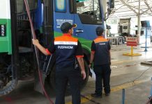 சோதனைக்காக நிறுத்தப்பட்டிருந்த லோரி புஸ்பகோம் சென்டர் மீது மோதி ஊழியர் காயம்