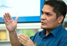 எப்போதிலிருந்து முன்னாள் அமைச்சர்களுக்கு கார்கள் வழங்கப்பட்டன என்று ராட்ஸி அன்வாரிடம் கேட்கிறார்