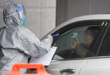 கோவிட்-19 தொற்று நோயால் பாதிக்கப்பட்டிருந்த மகனை கார் பின்புறத்தில் பூட்டி வைத்த தாய்..!