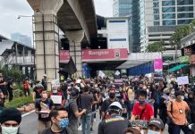 Peserta himpunan #TangkapAzamBaki mula berarak