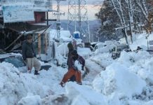 பாகிஸ்தானில் கடும் பனிப்பொழிவை காண்பதற்கு சுற்றுலா சென்றவர்கள் உட்பட 21 பேர் பலி!