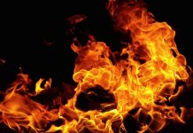 அலுவலகங்கள் உட்பட 8 கடை வீடுகள் தீயில் எரிந்து நாசம்