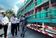 சிலாங்கூரில் வெள்ள நிவாரணத்திற்காக பெட்ரோனாஸ் RM1.1 மில்லியனை வழங்குகிறது