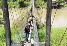 தொங்கு பாலம் மூடல்- தொடக்கப் பள்ளி மாணவர்கள் பள்ளிக்கு செல்ல ஒரு மணிநேர நடை