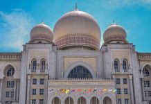 ஒரு தலைபட்சமாக மதமாற்றம்; பெண் கூட்டரசு நீதிமன்றத்திற்கு செல்கிறார்