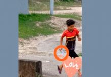 தான் பெற்ற விருதை காண்பிக்க தந்தையின் கல்லறைக்கு ஓடி சென்ற சிறுவன்- வைரலாகும் காணொளி